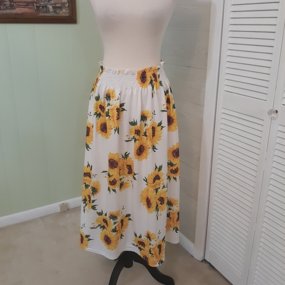 unbranded Dresses & Skirts - Boutique sunflower skirt XL *K